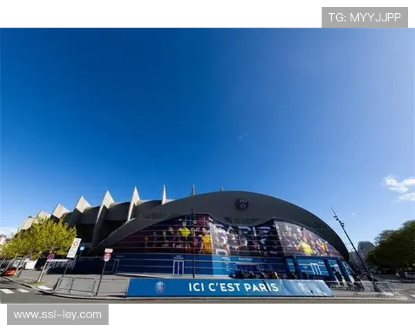 王子公园球场奖杯展示仪式：PSG如何通过情感联结与品牌垄断强化城市影响力